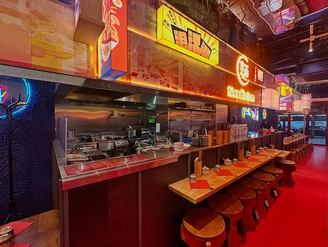 Le comptoir et la cuisine ouverte