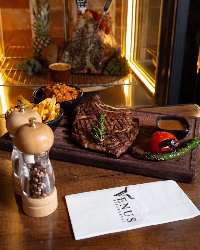 Pièce de bœuf maturée servie sur planche, Venus Steakhouse