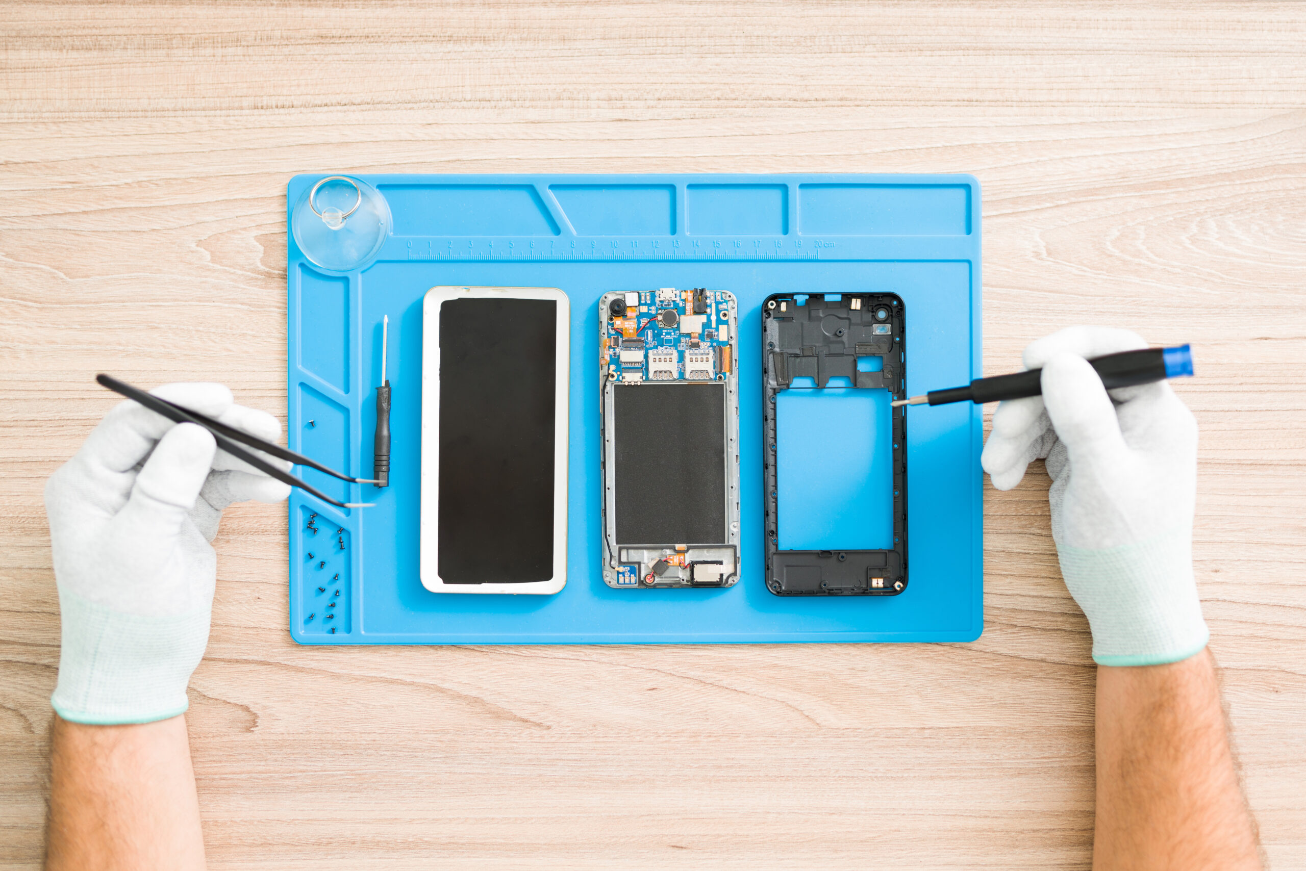 Smartphone en cours de réparation sur tapis d'atelier